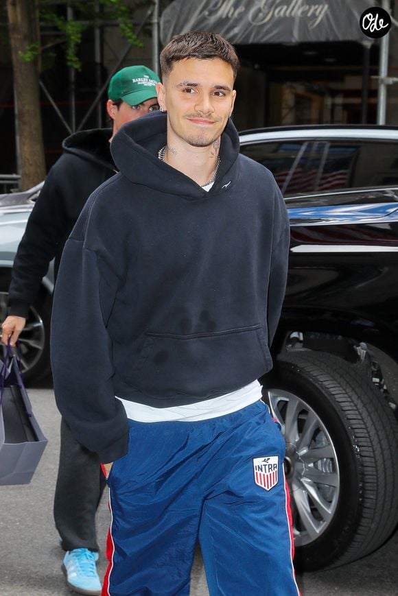 Romeo Beckham a été aperçu à son arrivée à l’hôtel Carlyle à New York, en amont du Met Gala. Le mannequin anglais de 23 ans et ancien footballeur portait un sweat à capuche noir, assorti à un pantalon de survêtement noir et des baskets blanches.
The ImageDirect / Bestimage