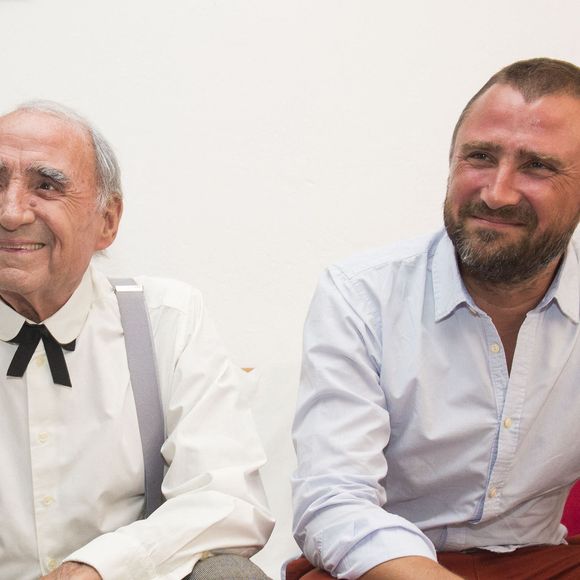 Archives - Claude Brasseur et son fils Alexandre dans les coulisses du Festival de Ramatuelle, pour la pièce "La Colère du Tigre". Le 6 août 2015
© Cyril Bruneau / Festival de Ramatuelle / Bestimage