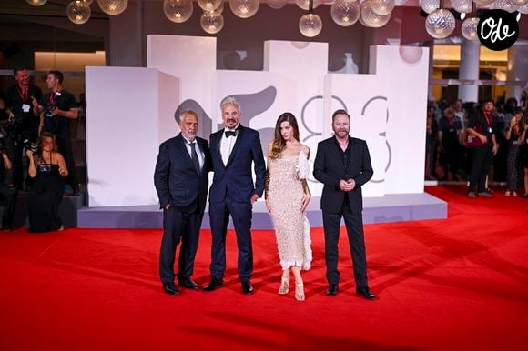 À ses côtés également, la jeune Ever Anderson qui joue avec Kiefer Sutherland 


Luc Besson, Barthélémy Grossmann, Ever Anderson et Kiefer Sutherland à la première de 'Father Joe' lors du 83ème Festival International du Film de Venise (Mostra), à Venise, Italie, le 6 septembre 2026. © Pierre Perusseau/Bestimage