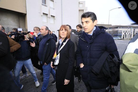 Gisèle Pélicot et son avocat, Stéphane Babonneau à leur arrivée au tribunal d'Avignon - Procès de l'ex-mari D.Pelicot, accusé de l'avoir droguée pendant près de dix ans et d'avoir invité des inconnus à la violer à leur domicile de Mazan, une petite ville du sud de la France, à Avignon le 19 décembre 2024. 2024. Un tribunal de la ville méridionale d'Avignon juge D.Pelicot, un retraité de 71 ans, pour avoir violé à plusieurs reprises et enrôlé des dizaines d'étrangers pour violer sa femme fortement sous sédatifs dans son propre lit pendant une décennie. Cinquante autres hommes, âgés de 26 à 74 ans, sont également jugés pour leur implication présumée, dans une affaire qui a horrifié la France. Les procédures judiciaires, qui se déroulent jusqu'en décembre, sont ouvertes au public à la demande de l'ex-femme et victime de Dominique Pelicot. Ce jeudi matin, la cour criminelle du Vaucluse a rendu son verdict dans l'affaire des viols de Mazan. Dominique Pelicot est condamné à 20 ans de réclusion criminelle et l'ensemble des 51 accusés sont reconnus coupables. © Franz Chavaroche / Bestimage