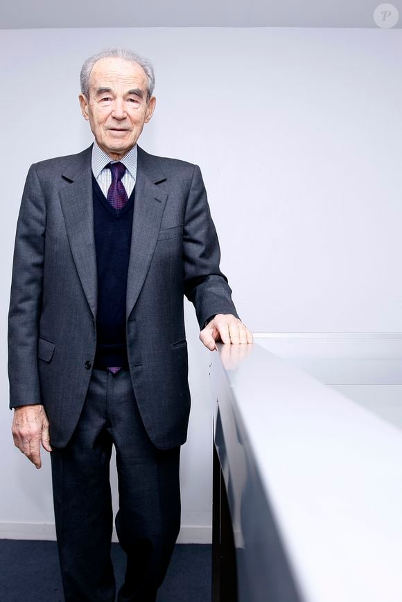 Info - La tombe de Robert Badinter dégradée dans le cimetière de Bagneux avant son entrée au Panthéon - Rétro - Décès de Robert Badinter - Portrait de Robert Badinter