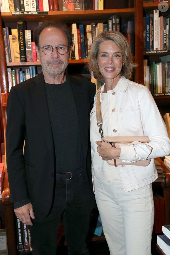 Marc Levy et sa cousine Julie Andrieu - Guillaume Gallienne dédicace son livre "Le buveur de brume" à la Galerie Galignani à Paris, France, le 13 Mai 2025. 

© Bertrand Rindoff / Bestimage