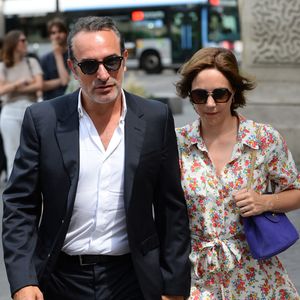 Jean Dujardin et sa femme Nathalie Pechalat - Mariage de Claude Lelouch à la mairie du 18ème à Paris. Le 17 juin 2023