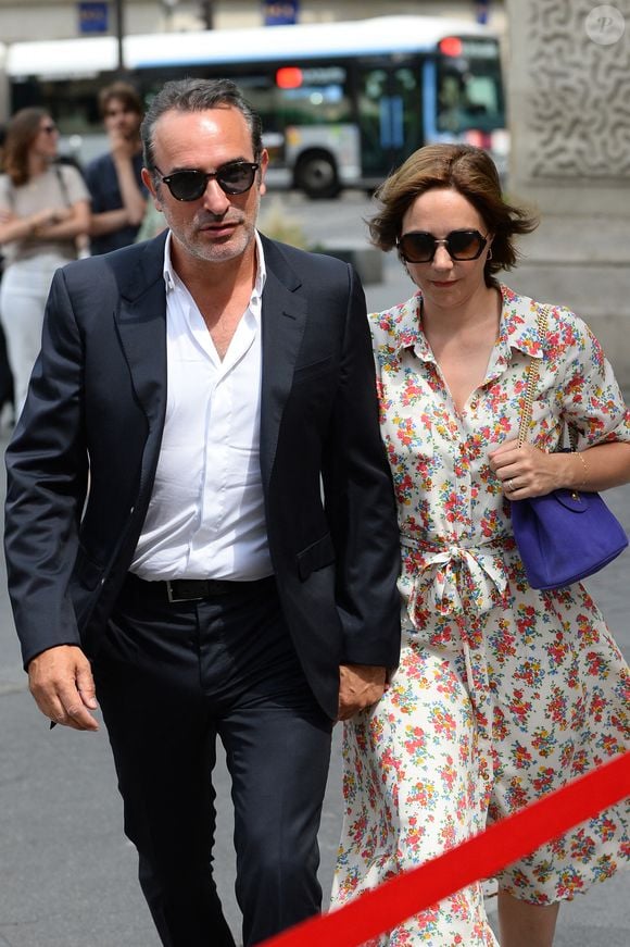 Jean Dujardin et sa femme Nathalie Pechalat - Mariage de Claude Lelouch à la mairie du 18ème à Paris. Le 17 juin 2023