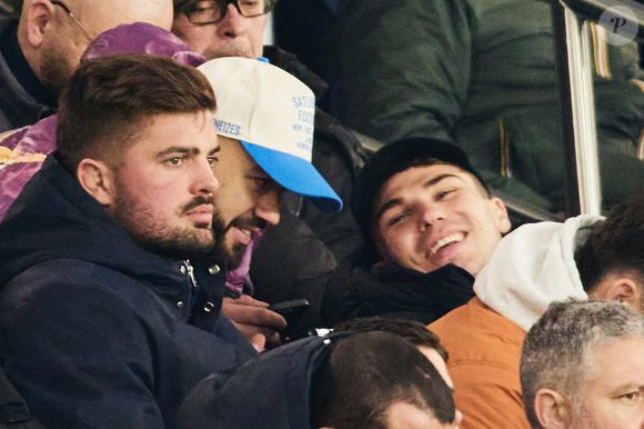 ... n'a pas oublié de s'occuper de ses affaires durant son arrêt forcé. Il s'est notamment engagé dans un investissement avec Bigflo et Oli...

Oli du groupe de rap Bigflo et Oli (Olivio Ordonez) et Antoine Dupont en tribunes lors du match de football Ligue 1 Uber Eats opposant le Paris Saint-Germain (PSG) au LOSC Lille (4-1) au Parc des Princes à Paris, France, le 1er mars 2025. © Cyril Moreau/Bestimage