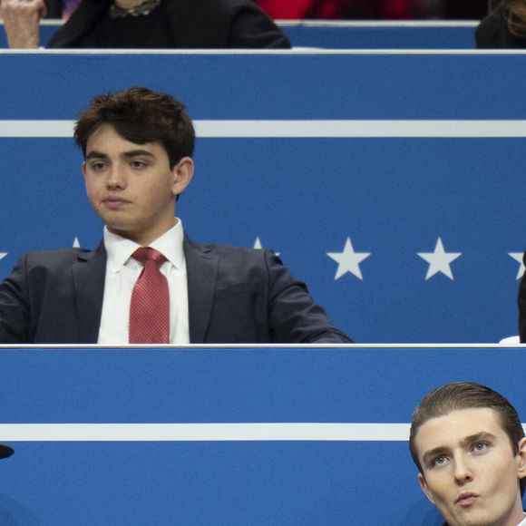 Certains lui prédisent pourtant un grand avenir au sein des Trump.

Melania Trump et Barron Trump sont assis après leur arrivée au 60e défilé présidentiel d'investiture au Capital One Arena après que Donald Trump ait prêté serment en tant que 47e président à Washington, DC, le lundi 20 janvier 2025. Photo Ken Cedeno/UPI/ABACAPRESS.COM