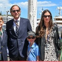 Andrea Casiraghi et sa femme Tatiana en robe maxi florale lors d’une rare sortie avec leurs enfants Sacha, India et Maximilian