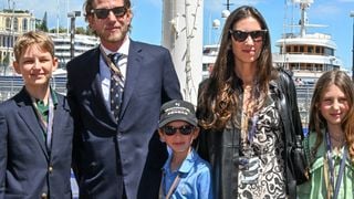 Andrea Casiraghi et sa femme Tatiana en robe maxi florale lors d’une rare sortie avec leurs enfants Sacha, India et Maximilian
