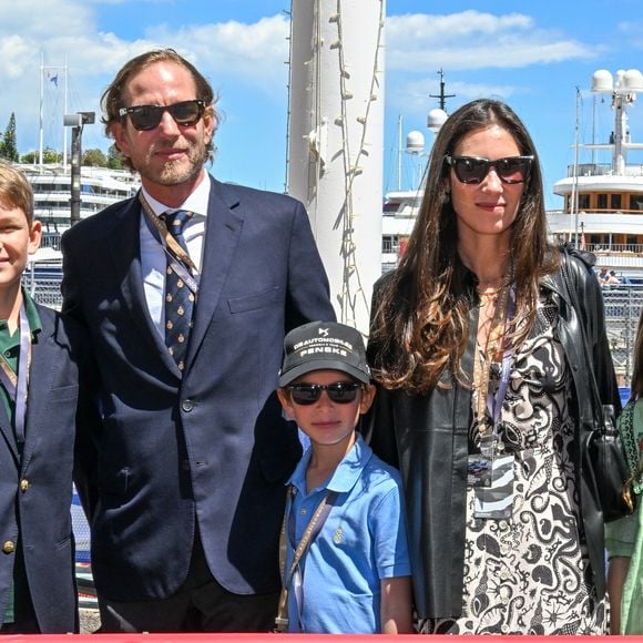 Andrea Casiraghi et sa femme Tatiana en robe maxi florale lors d’une rare sortie avec leurs enfants Sacha, India et Maximilian