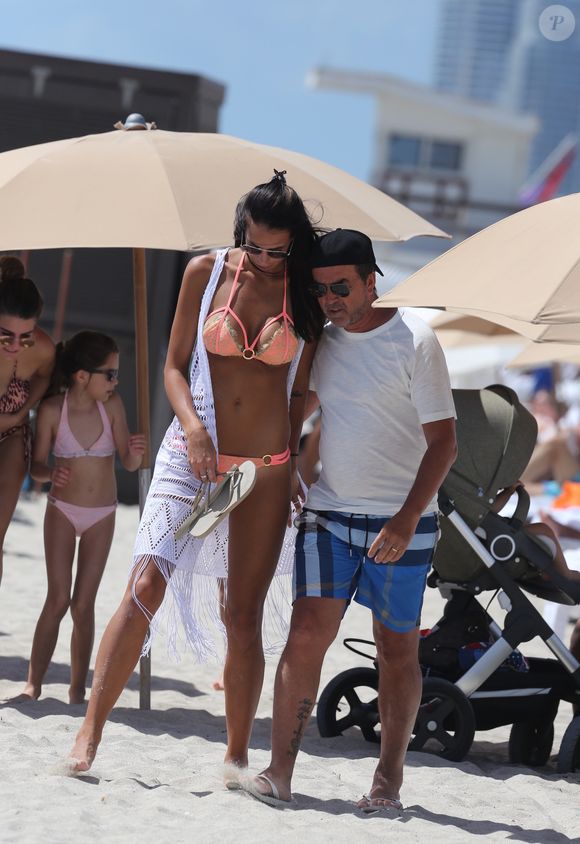 Exclusif - Arnaud Lagardère avec sa femme Jade Foret sur une plage de Miami, le 9 avril 2017.

Photo : KDNPIX / Bestimage