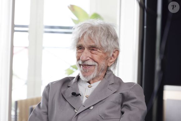 Sur Instagram, le 20 juillet 2025, l'acteur du "Grand blond avec une chaussure noire" a assuré qu'il n'avait jamais signé ce texte. "Je viens d'apprendre que "Le Monde" a cité mon nom parmi tous ceux qui auraient signé une pétition pour Carrefour City", déclare le comédien de 90 ans, dans une vidéo.

Exclusif - Augustin Trappenard interviewe Pierre Richard pour Brut lors du 78ème Festival International du Film de Cannes, au Palais des Festivals à Cannes, le 22 mai 2025. © Jack Tribeca/Bestimage