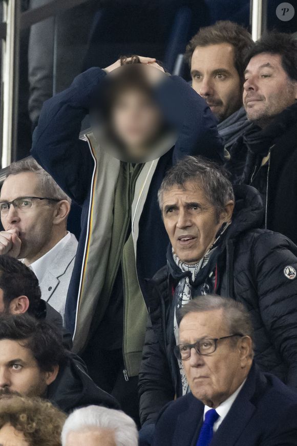 Fabrice Santoro, Julien Clerc et son fils Leonard, Charles Villeneuve - People dans les tribunes lors du match de ligue des champions entre le PSG et l'AC Milan au Parc des Princes à Paris le 25 octobre 2023. © Cyril Moreau/Bestimage