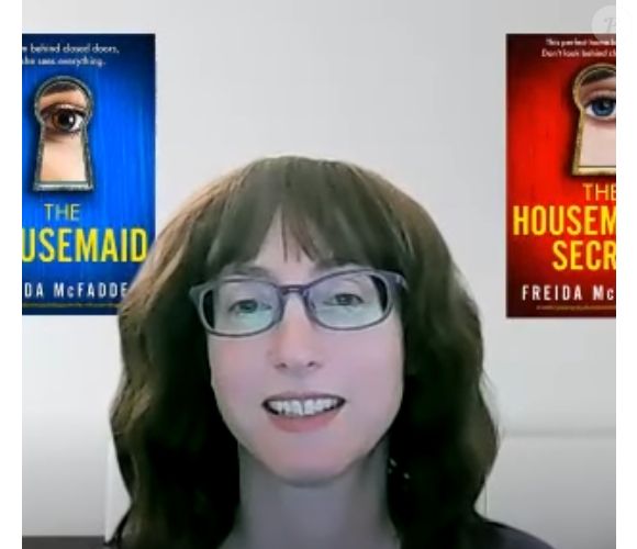 Et de conclure : "C’est la principale raison pour laquelle je décline les événements publics. J’ai toujours été très timide, et j’ai toujours considéré l’écriture comme une activité solitaire".

Freida McFadden mise à l'honneur via la chaîne YouTube - Novel Suspects - 2023. (Capture d'écran).
