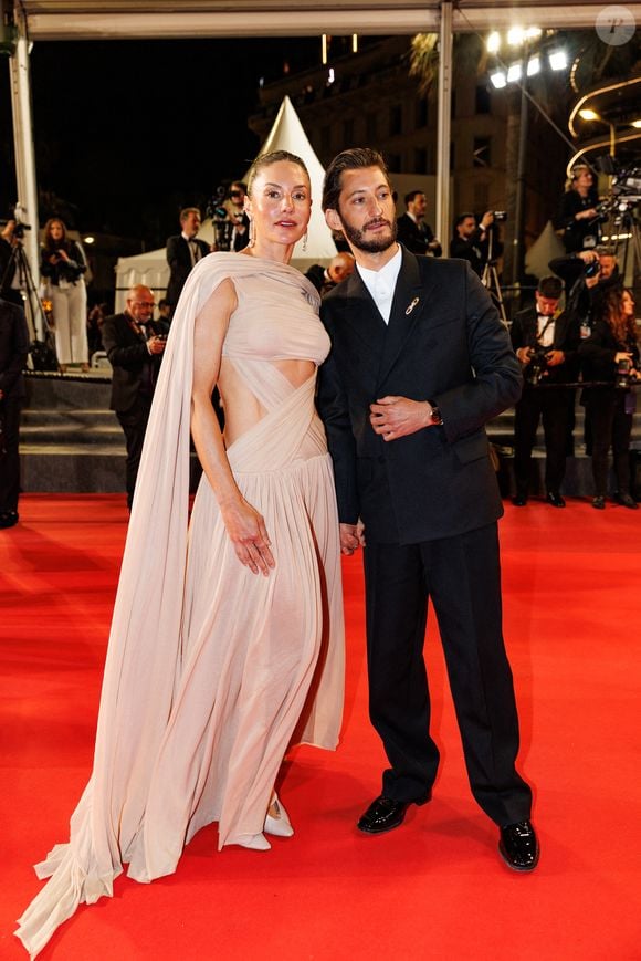 Pierre Niney et sa compagne Natasha Andrews - Descente des marches du film " Histoires parallèles " lors du 79ème Festival International du Film de Cannes, le 14 mai 2026. 

© Jacovides-Moreau / Bestimage