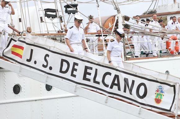 La reine Letizia et la princesse Leonor d'Espagne se sont retrouvées après 4 mois lors de l'escale du navire-école Juan Sebastián de Elcano à Panama City. Casa de S.M. El Rey via Bestimage