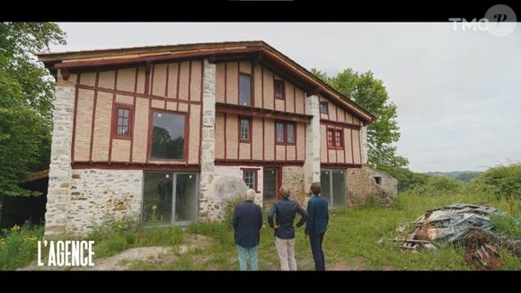 François Berléand ouvre les portes de sa maison en ruine et au chantier abandonné dans l'émission "L'Agence" - TMC