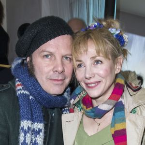 Et d’ajouter : "J'ai des roses trémières qui sont là depuis la nuit des temps, une glycine énorme qu'il faut que je retaille, de la vigne, des rosiers, tout se mélange. Mon père a une rose à son nom, Gérard Depardieu donc, je lui ai dit : 'Merci de me l'amener', eh bien, il ne me l'a pas filée ! Moi, j'ai la rose Jeanne Moreau. Elle est sublime. C'est comme une énorme pivoine blanche."

Philippe Katerine et sa compagne Julie Depardieu - Arielle Dombasle présente son parfum "Le secret d'Arielle" par Mauboussin à la Galerie du Passage de Pierre Passebon à Paris le 16 février 2016
OLIVIER BORDE / BESTIMAGE