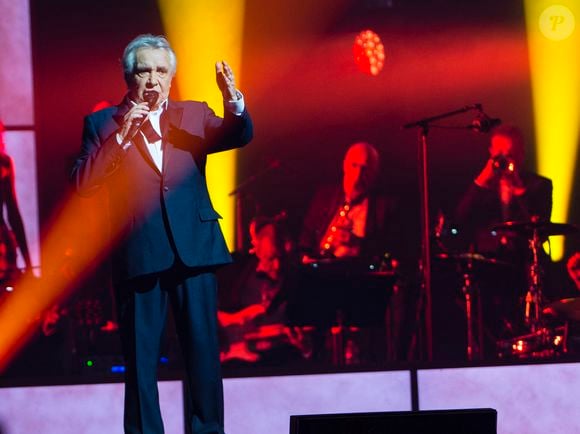 La scène ne lui manque d'ailleurs pas

Ultime concert de Michel Sardou pour la dernière date de son spectacle "La dernière danse" à la Seine Musicale à Boulogne-Billancourt le 12 avril 2018. Le chanteur a rassemblé plus de 400 000 spectateurs pour une tournée de 82 concerts.  © Pierre Perusseau/Bestimage