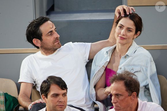 "On a mis deux ans à avoir notre bébé et maintenant c'est le bonheur mais c'est un parcours qui est hyper dur psychologiquement, physiquement..."

Camille Combal et sa femme Marie en tribunes lors des Internationaux de France de tennis de Roland Garros 2023, à Paris, France, le 6 juin 2023. © Jacovides-Moreau/Bestimage