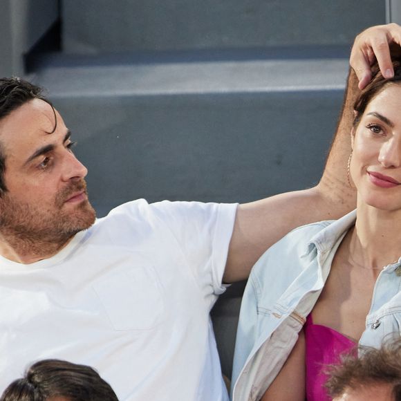 "On a mis deux ans à avoir notre bébé et maintenant c'est le bonheur mais c'est un parcours qui est hyper dur psychologiquement, physiquement..."

Camille Combal et sa femme Marie en tribunes lors des Internationaux de France de tennis de Roland Garros 2023, à Paris, France, le 6 juin 2023. © Jacovides-Moreau/Bestimage