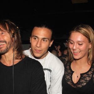 Paloma assure que leur famille exprime beaucoup ses sentiments et que leurs liens sont très forts.

Bob Sinclar et ses enfants Raphaël et Paloma Le Friant lors d'une soirée au VIP Room à Saint-Tropez le 26 juillet 2023.

© Philippe Baldini/Bestimage