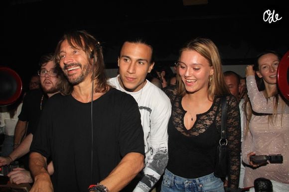 Paloma assure que leur famille exprime beaucoup ses sentiments et que leurs liens sont très forts.

Bob Sinclar et ses enfants Raphaël et Paloma Le Friant lors d'une soirée au VIP Room à Saint-Tropez le 26 juillet 2023.

© Philippe Baldini/Bestimage