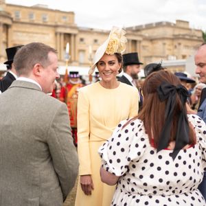 Pour accessoiriser sa tenue, Kate Middleton portait des boucles d’oreilles en diamant, portés par Lady Diana et une petite pochette tissée de la marque Forever New.
La princesse de Galles lors de la Royal Garden Party au palais de Buckingham, Londres, Angleterre, Royaume-Uni, le 20 mai 2025. ©Aaron Chown/PA Wire/ABACAPRESS.COM