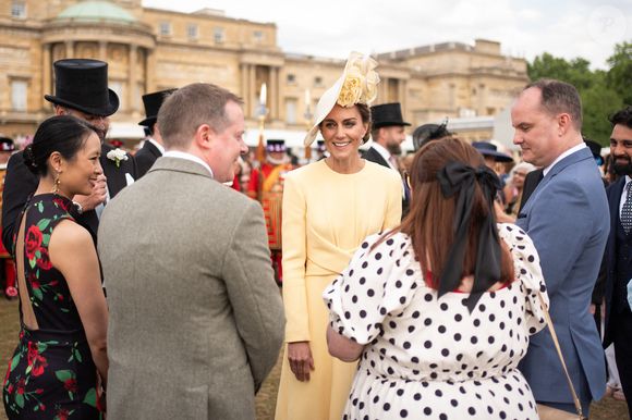 Pour accessoiriser sa tenue, Kate Middleton portait des boucles d’oreilles en diamant, portés par Lady Diana et une petite pochette tissée de la marque Forever New.
La princesse de Galles lors de la Royal Garden Party au palais de Buckingham, Londres, Angleterre, Royaume-Uni, le 20 mai 2025. ©Aaron Chown/PA Wire/ABACAPRESS.COM