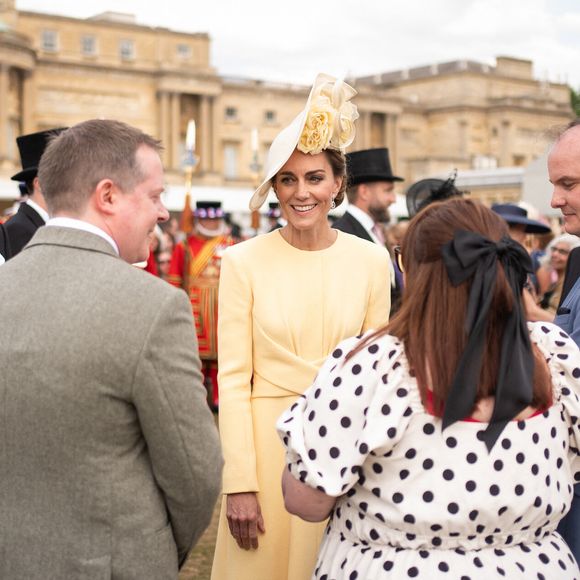 Pour accessoiriser sa tenue, Kate Middleton portait des boucles d’oreilles en diamant, portés par Lady Diana et une petite pochette tissée de la marque Forever New.
La princesse de Galles lors de la Royal Garden Party au palais de Buckingham, Londres, Angleterre, Royaume-Uni, le 20 mai 2025. ©Aaron Chown/PA Wire/ABACAPRESS.COM