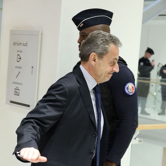 Nicolas Sarkozy sort du procès pour des accusations de financement illégal de la campagne présidentielle victorieuse de 2007 par le dictateur Mouammar Kadhafi, au tribunal de Paris, France, le 27 mars 2025. Le parquet requiert sept ans de prison contre Nicolas Sarkozy, ainsi que 300 000 euros d'amende et une peine d'inéligibilité. © Denis Guignebourg/Bestimage
