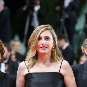 Carmen Castillo, Julie Gayet, Juliette Favreul - Montée des marches du film « Bono : Stories of Surrender » lors du 78ème Festival International du Film de Cannes, au Palais des Festivals à Cannes. Le 16 mai 2025
© Jacovides-Moreau / Bestimage