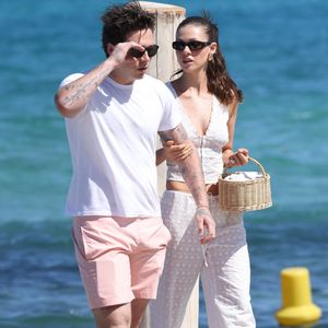Brooklyn Beckham et sa femme Nicola Peltz, accompagnée de ses parents, arrivent au Club 55 à Saint-Tropez, le 27 juillet 2023. © Agence / Bestimage
