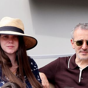 Elie Semoun et sa compagne (enceinte) dans les tribunes lors des Internationaux de France de Tennis de Roland Garros 2025. Paris, le 1er Juin 2025. © Dominique Jacovides/Bestimage