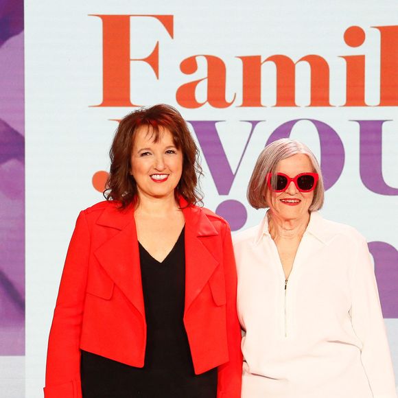 Exclusif - Anne Roumanoff et sa mère Colette lors du backstage de l'enregistrement de l'émission "Famille je vous aime" présentée par M. Drucker et qui sera diffusée le 13 juin 2025 sur France 3, aux Studios rive gauche à Paris, France, le 14 avril 2025. © Clovis-Gaffiot/Bestimage.