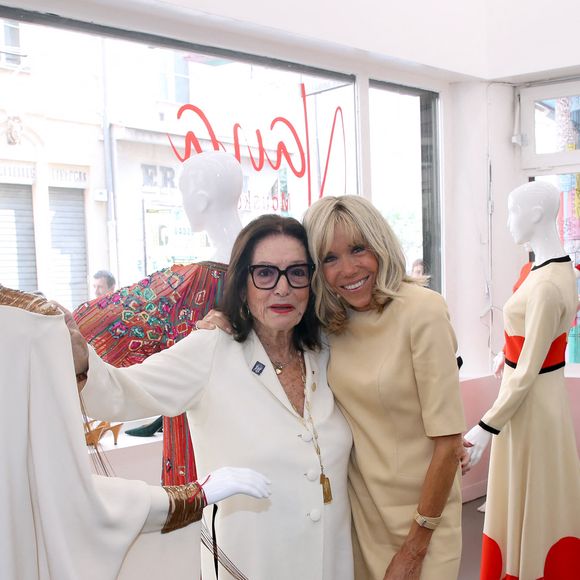 Exclusif - Nana Mouskouri et Brigitte Macron (Présidente de la Fondation des Hôpitaux) - Brigitte Macron visite l’Exposition des robes de scènes de Nana Mouskouri à la Galerie Sabine Bayasli en vue de leur vente aux enchères (le 19 juin 2023) au profit de la Fondation des Hôpitaux dont elle est la présidente. Paris le 16 Juin 2023. 

© Bertrand Rindoff / Bestimage