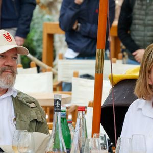 les Chefs à Saint-Tropez fêtent les producteurs 2025 - Les Chefs et les producteurs se retrouvent sur la place des Lices à Saint-Tropez, le 4 mai 2025. Les chefs Philippe Etchebest et Stéphanie Le Quellec. ©Jean-Marc Lhomer / Bestimage.