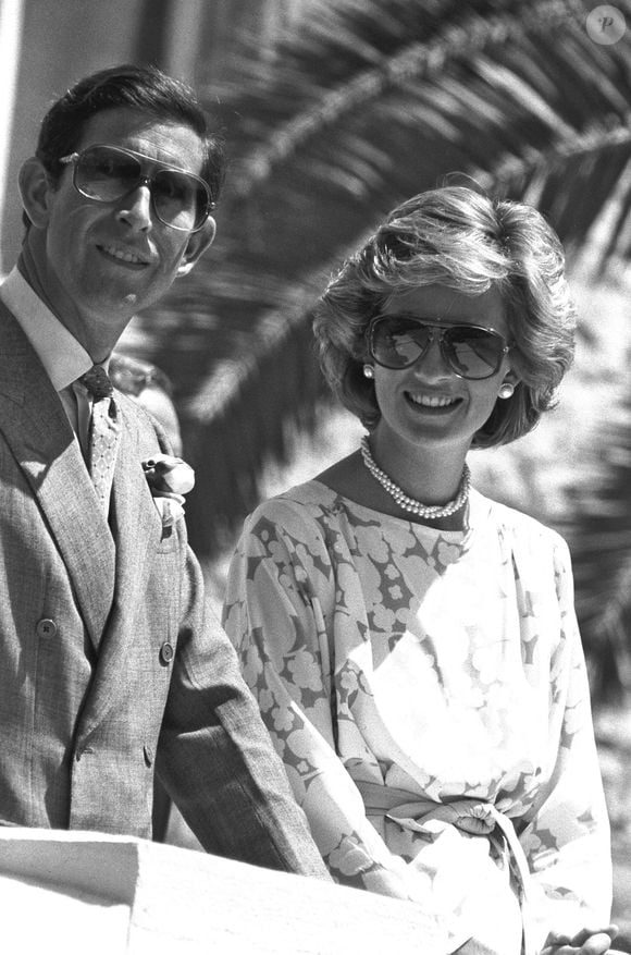 Charles et Diana, prince et princesse de Galles, profitent du soleil lors de leur visite d'une école pour enfants sourds à Molfetta, près de Bari, en Italie, le 7 mai 1985, dans le cadre de leur tournée en Italie. Photo par Ron Bell/PA/ABACA.