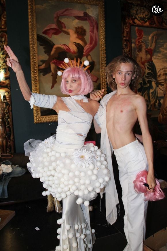 Exclusif - Arielle Dombasle défile avec son filleul, Billy Blanchard (fils de J. Depardieu et P. Katerine) - Défilé Marie Beltrami au Serpent à Plumes à Paris le 22 septembre 2026. © Philippe Baldini/Bestimage