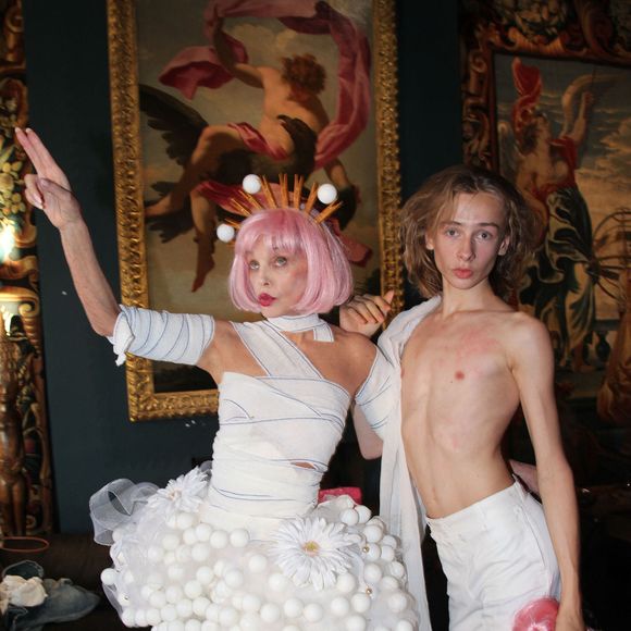 Exclusif - Arielle Dombasle défile avec son filleul, Billy Blanchard (fils de J. Depardieu et P. Katerine) - Défilé Marie Beltrami au Serpent à Plumes à Paris le 22 septembre 2026. © Philippe Baldini/Bestimage