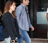 Les deux tourtereaux ont été aperçus lors d’une balade à Malibu portant des alliances assorties à l’annulaire gauche.

09/07/2024 : David Duchovny et Monique Pendleberry aperçus lors d’une rare sortie à New York. L’acteur américain de 64 ans portait une chemise bleue sous un t-shirt noir, accompagnée d’un jean en denim et de baskets Adidas.

Photo : The ImageDirect / Bestimage