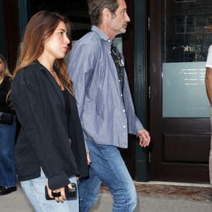 Les deux tourtereaux ont été aperçus lors d’une balade à Malibu portant des alliances assorties à l’annulaire gauche.

09/07/2024 : David Duchovny et Monique Pendleberry aperçus lors d’une rare sortie à New York. L’acteur américain de 64 ans portait une chemise bleue sous un t-shirt noir, accompagnée d’un jean en denim et de baskets Adidas.

Photo : The ImageDirect / Bestimage