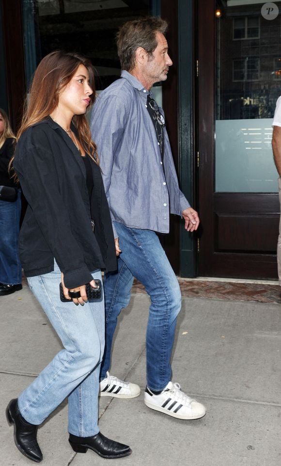 Les deux tourtereaux ont été aperçus lors d’une balade à Malibu portant des alliances assorties à l’annulaire gauche.

09/07/2024 : David Duchovny et Monique Pendleberry aperçus lors d’une rare sortie à New York. L’acteur américain de 64 ans portait une chemise bleue sous un t-shirt noir, accompagnée d’un jean en denim et de baskets Adidas.

Photo : The ImageDirect / Bestimage