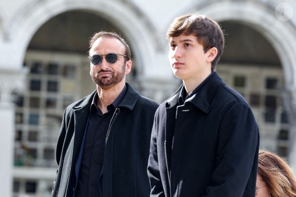 Le veuf Michel Ferracci et son fils Maël aux arrivées des obsèques d'Emilie Dequenne au cimetière Père Lachaise à Paris, France, le 26 mars 2025. © Dominique Jacovides/Bestimage