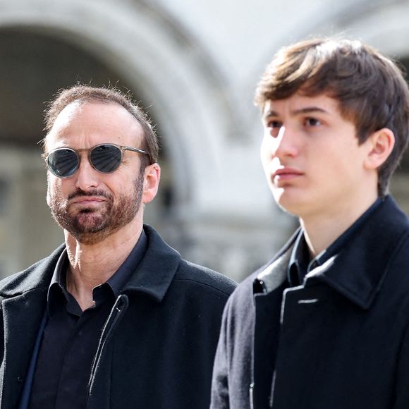 Le veuf Michel Ferracci et son fils Maël aux arrivées des obsèques d'Emilie Dequenne au cimetière Père Lachaise à Paris, France, le 26 mars 2025. © Dominique Jacovides/Bestimage