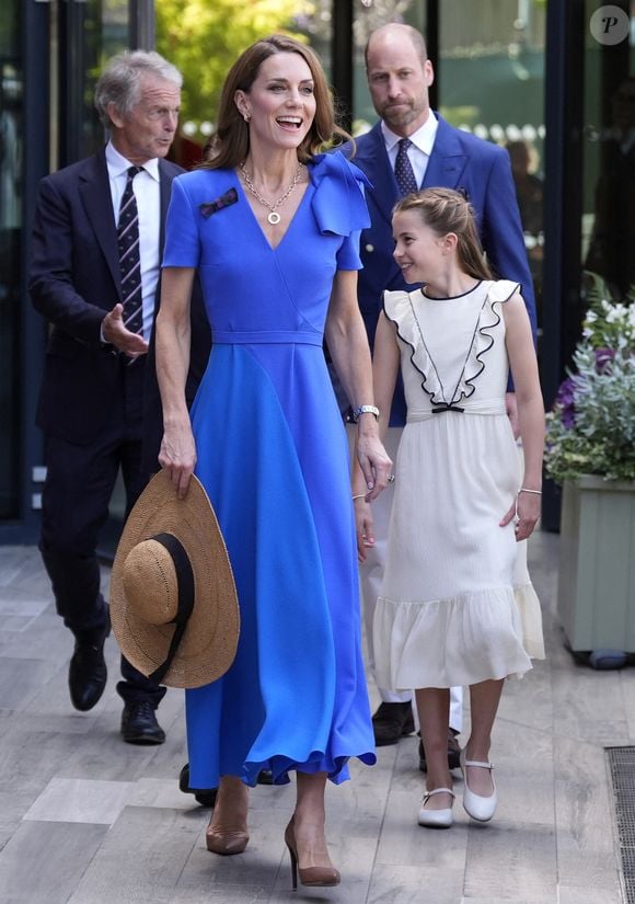 Alors que toute la famille princière est en vacances en Grèce, voilà qu'une folle rumeur a éclaté. 
Le Prince et la Princesse de Galles (Le prince William, prince de Galles, et Catherine (Kate) Middleton, princesse de Galles), le Prince George (Le prince George de Galles) et la Princesse Charlotte (La princesse Charlotte de Galles) regardent la finale masculine de Wimbledon entre Jannik Sinner et Carlos Alcaraz, au All England Lawn Tennis and Croquet Club, Wimbledon, Londres, Royaume-Uni, le 13 juillet 2025.
©Andrew Matthews/WPA-Pool/Bestimage