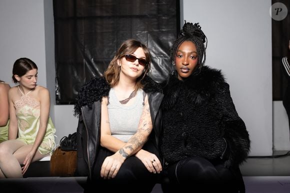 Avant la sortie de son CD, elle a annoncé une grande nouvelle

Louane Emera , Ebony au Front Row du défilé Vaillant Collection Femme Prêt-à-Porter Automne/Hiver 2026-2027 lors de la Fashion Week de Paris (PFW) au palais de Tokyo, à Paris, France, le 6 mars 2026. © Julien Sarkissian/Bestimage