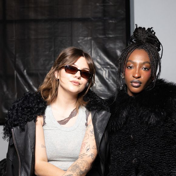 Avant la sortie de son CD, elle a annoncé une grande nouvelle

Louane Emera , Ebony au Front Row du défilé Vaillant Collection Femme Prêt-à-Porter Automne/Hiver 2026-2027 lors de la Fashion Week de Paris (PFW) au palais de Tokyo, à Paris, France, le 6 mars 2026. © Julien Sarkissian/Bestimage