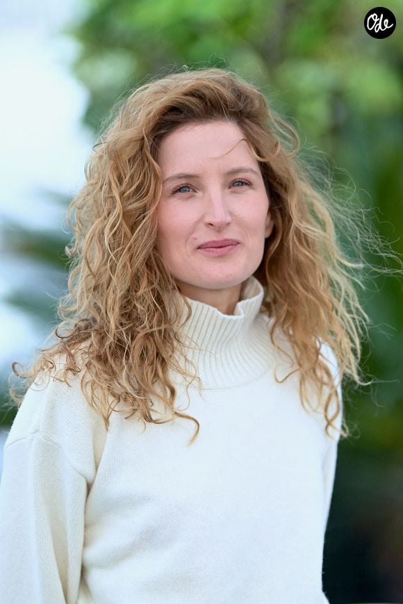 Julia Piaton partage les lieux avec sa mère, Charlotte de Turckheim, et ses deux petites soeurs, Clara et Johanna.

Julia Piaton, lors de la séance photo du film « Les Caprices de l'Enfant Roi » dans le cadre du 79e Festival de Cannes, à Cannes, en France, le 15 mai 2026. Copyright : Franck Castel/ABACAPRESS.COM