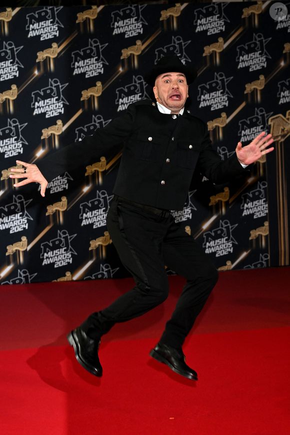 Michael Youn au photocall de la 26ème édition des NRJ Music Awards à Cannes, le 1er novembre 2024. © Bebert-Guignebourg/Bestimage