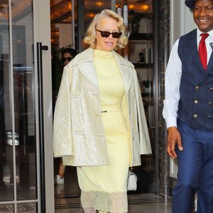 Pamela Anderson sourit en se rendant au Late Night With Seth Meyers à New York City. NYC, USA le 30 juillet 2025. Photo by Rick Davis/Splash News/ABACAPRESS.COM